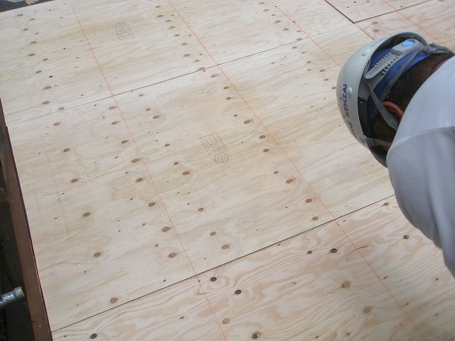 構造用合板を釘で固定